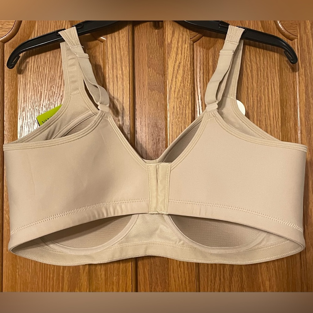 Vanity Fair
Full-Figure Wireless Sports Bra 71500 - Picture 4 of 7